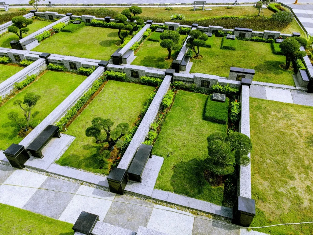Makam tipe double yang menghadap kiblat